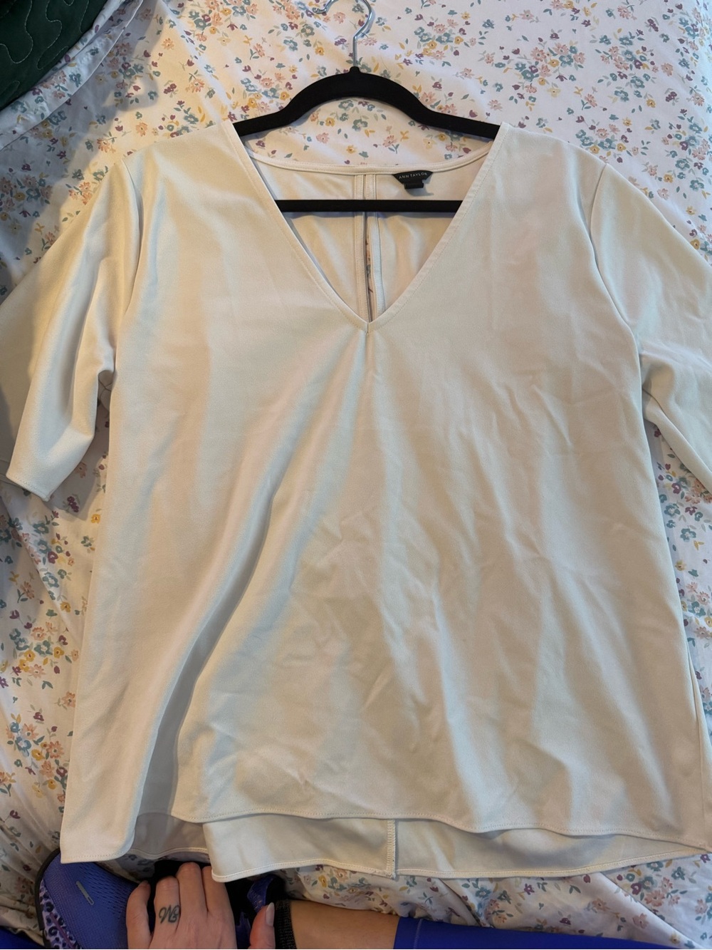 Ann Taylor V-Neck Short Sleeve Women's Top - Cream